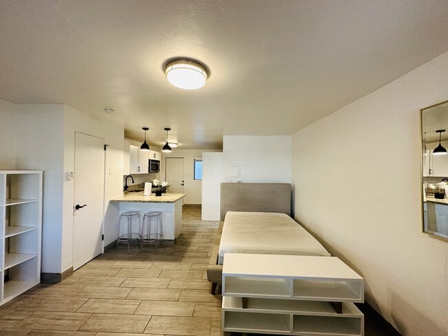 Building Photo - $400 Off First Month's Rent - Furnished St...