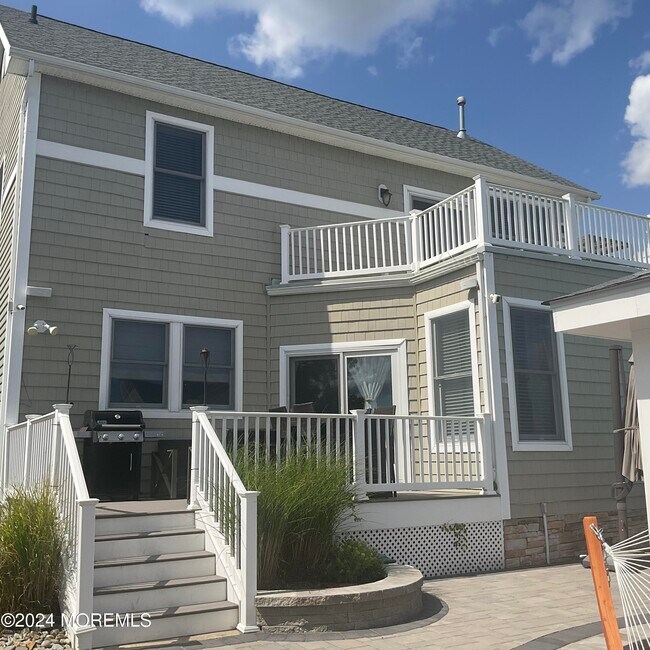 Building Photo - 45 E Pampano Dr