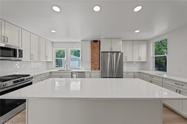 Building Photo - 6209 Pear Ave