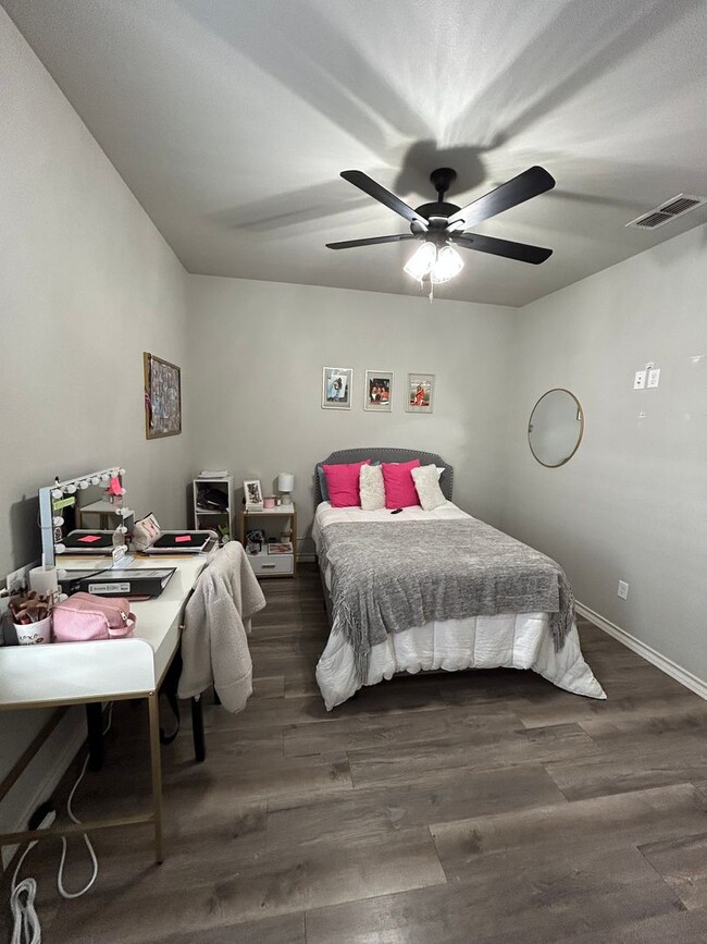 Building Photo - 1104 N Granby Ave