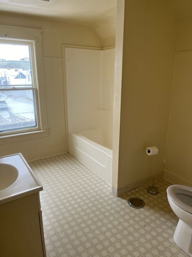Building Photo - 4 bedroom house