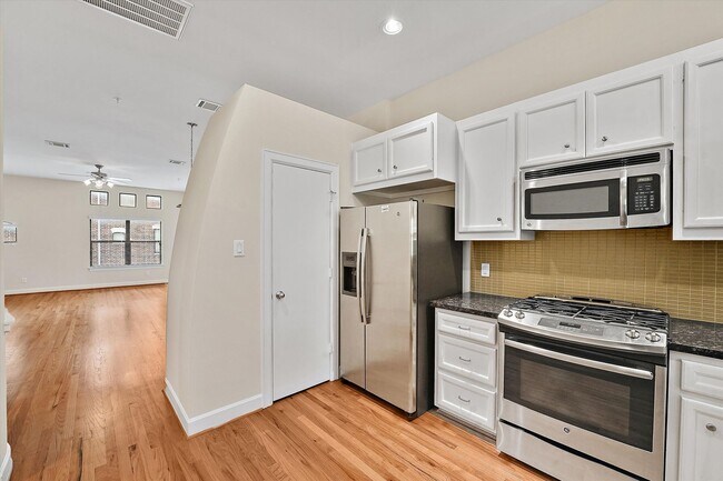 Building Photo - Welcome Home to Comfort and Convenience in the Heart of Houston!