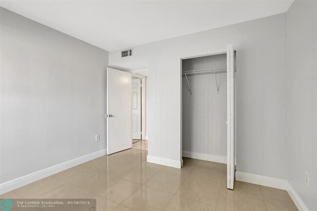 Building Photo - 4156 Inverrary Dr