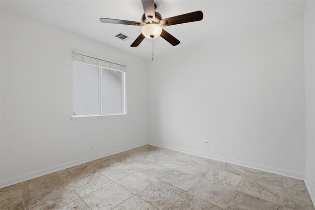 Building Photo - 108 Songbird Ct
