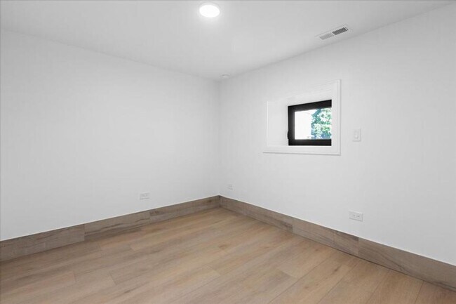 Building Photo - 4 bedroom in Chicago IL 60647