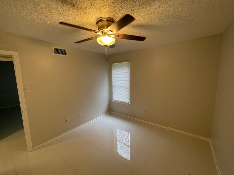 Building Photo - 390 Guzzardo Ln