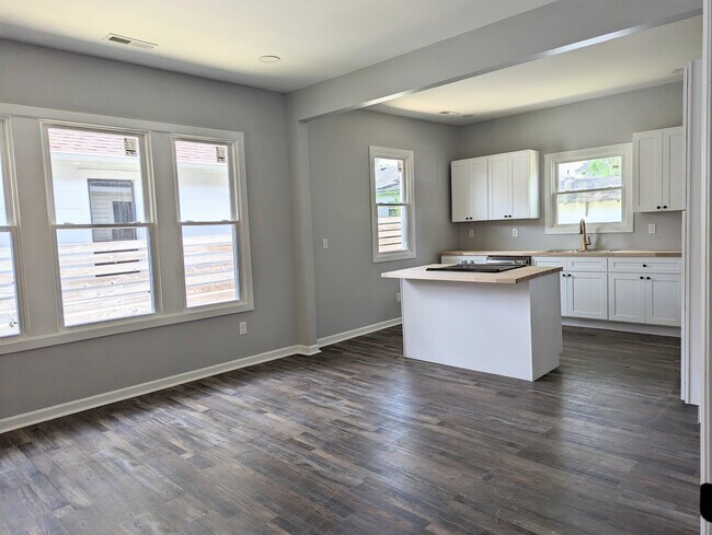 Building Photo - 1004 S Beech St