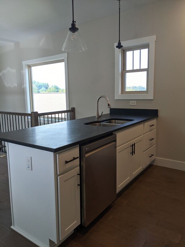 Building Photo - Weaverville Rental!
