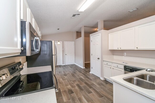 Building Photo - 1693 Spring Branch Dr W