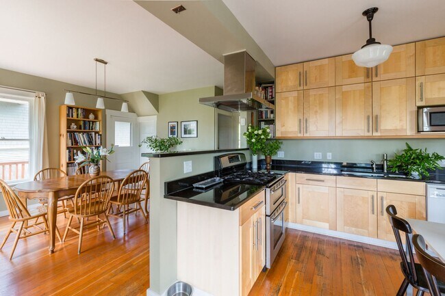 Building Photo - Madrona Home
