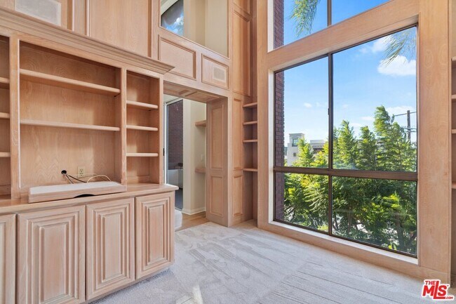 Building Photo - 410 S Barrington Ave