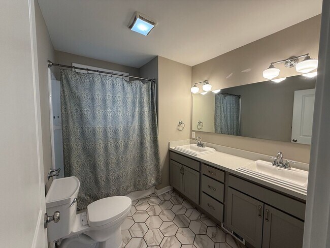Building Photo - 3 bed 1 bath Brick Bungalow in Forest Hills