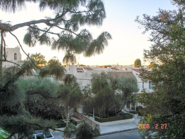 Building Photo - 5330 Zelzah Ave