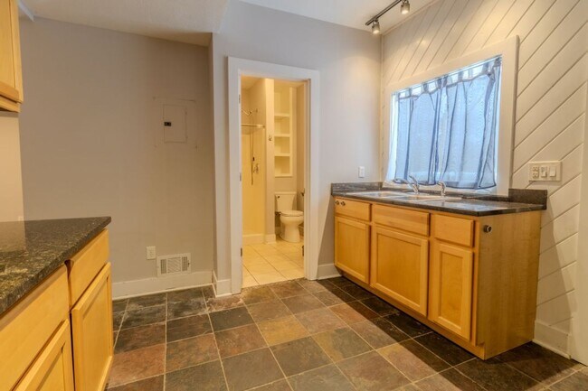 Building Photo - 933 E Front St