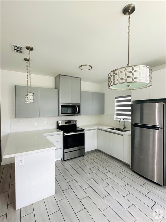 Building Photo - 2203 S Pamplona St