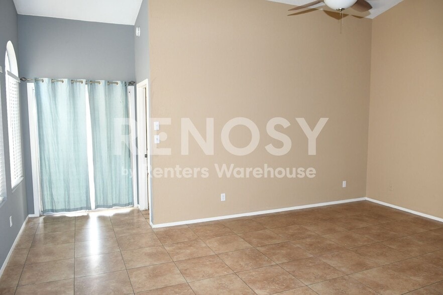 Building Photo - 3049 E Siesta Ln