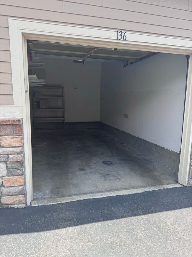 Building Photo - July 1st Move in! Top Floor 2 Bed / 2 Bath...
