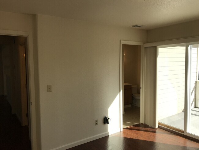Building Photo - BEAUTIFUL DOWNTOWN PROPERTY COMPLETELY REMODELED !! Walking distance to schools