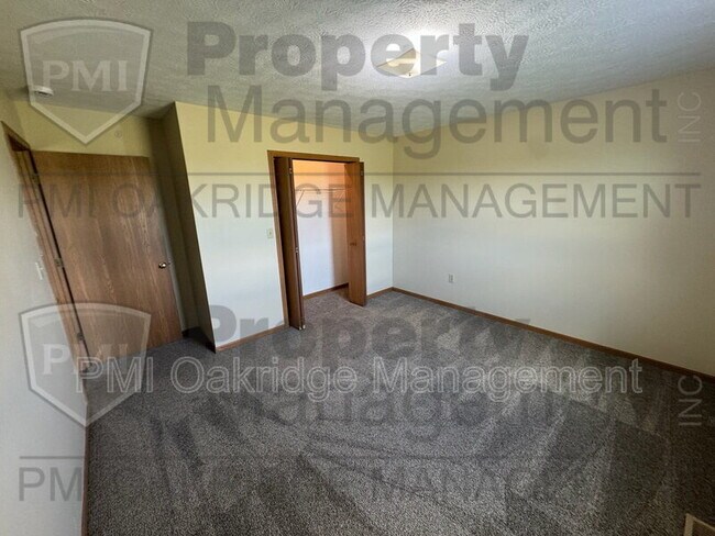 Building Photo - 233 Elizabeth Dr