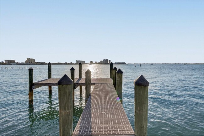 Building Photo - 1101 S Shore Dr