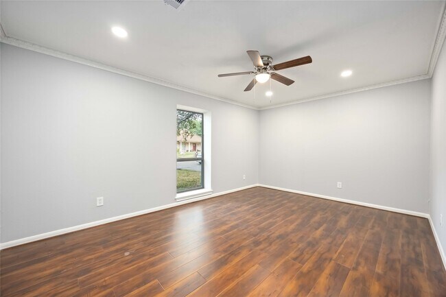 Building Photo - 3823 Fernglade Dr