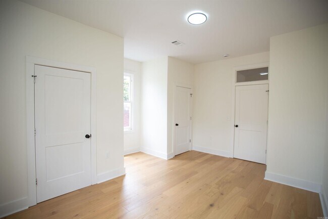 Building Photo - 1704 S Park St