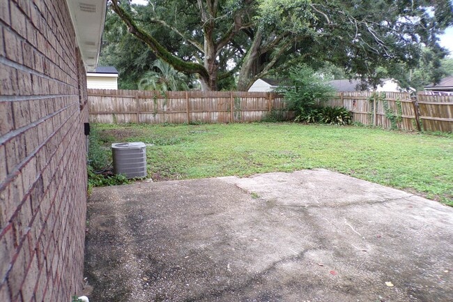 Building Photo - Spacious & Pet-Friendly 3/2 Home in West P...
