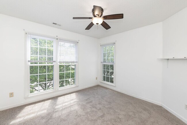 Building Photo - Three Bedroom Home!