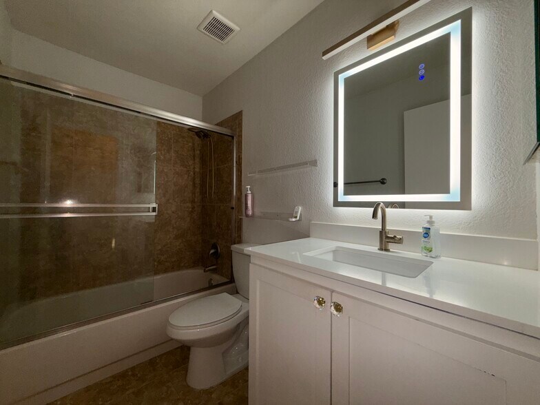 Shoert/Tub - 5704 E Aire Libre Ave