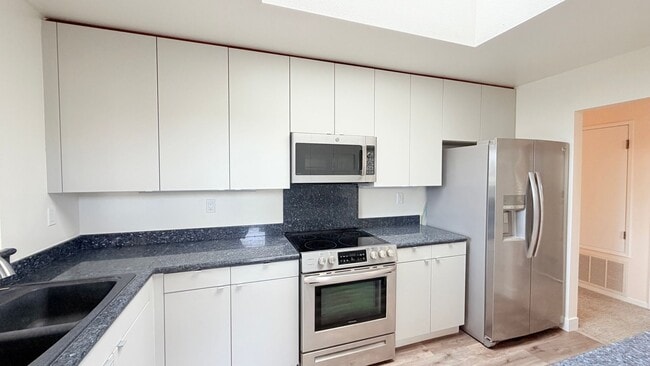 Building Photo - 8 Eclipse Ct