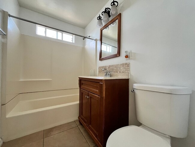 Building Photo - Spacious 2 bedroom/1 bathroom unit now ava...