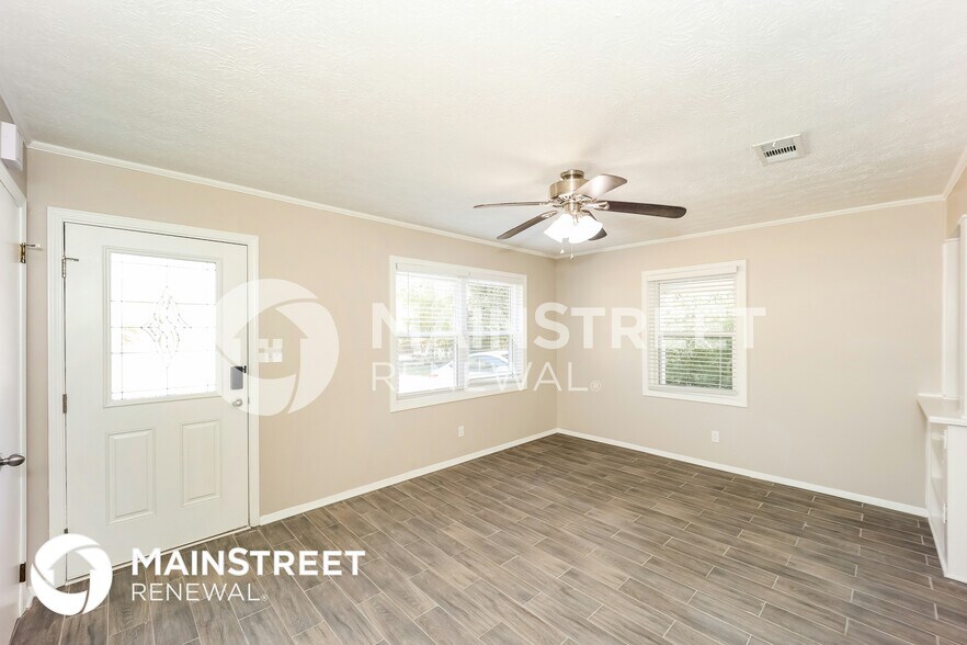 Building Photo - 5049 Paris Ave