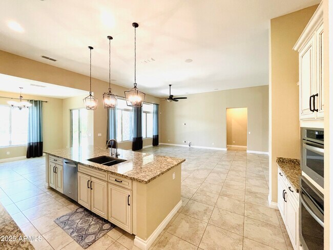 Building Photo - 3104 E Wildhorse Ct