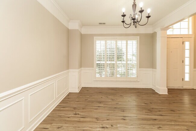 Building Photo - 6020 Skyline Dr