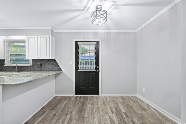 Building Photo - 715 Pine Dr