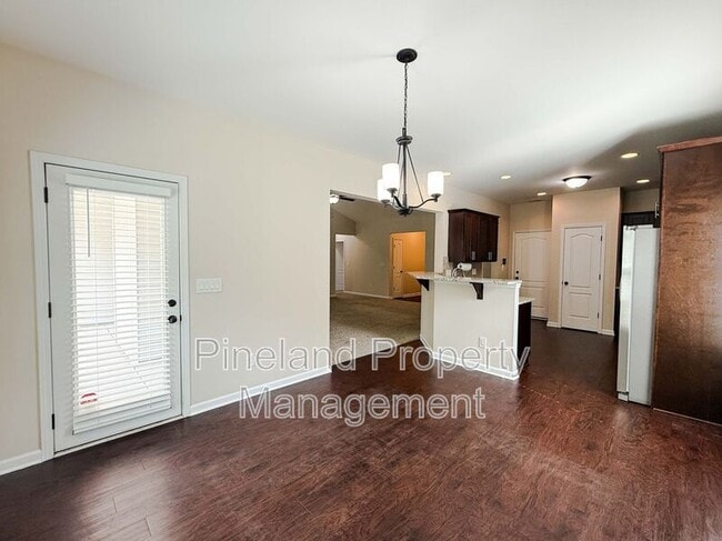 Building Photo - 728 Roanoke Dr