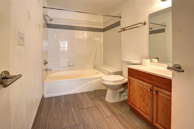 Building Photo - 950 Seven Hills Dr