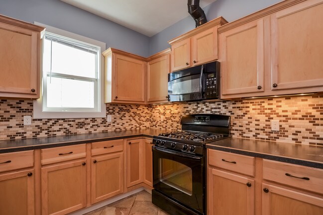 Building Photo - 422 Cadwell Ave NW