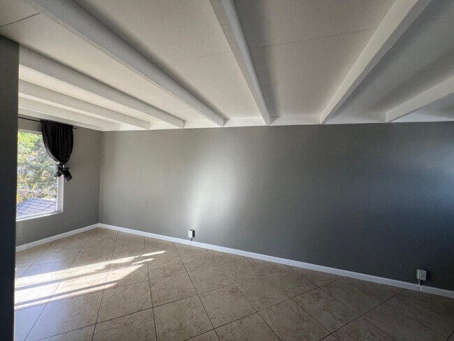 Building Photo - 528 Raintree Dr