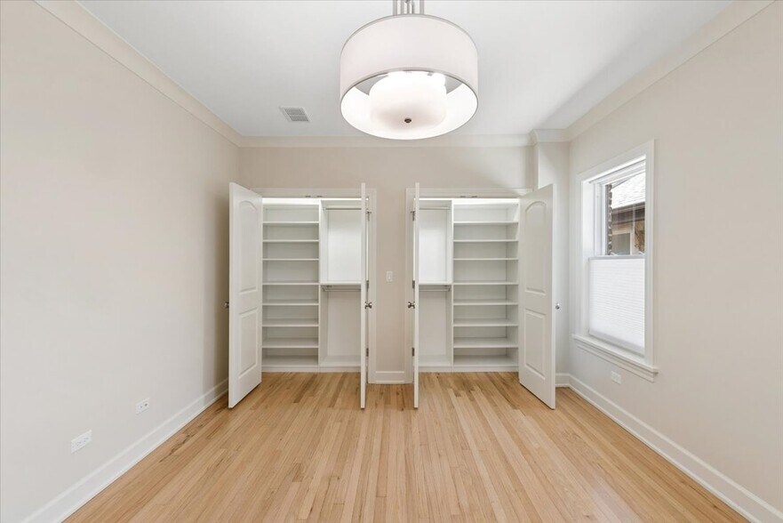 Organized closets - 5028 N Mozart St
