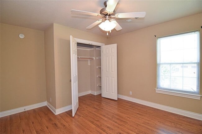Building Photo - 6113 W Pleasant Dr