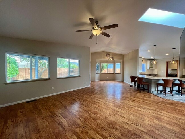 Building Photo - Well Maintained 3BD - Yard Maint. Included