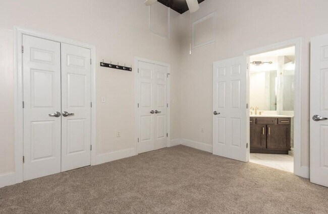 Building Photo - Modern Downtown Memphis Condo with Prime Location