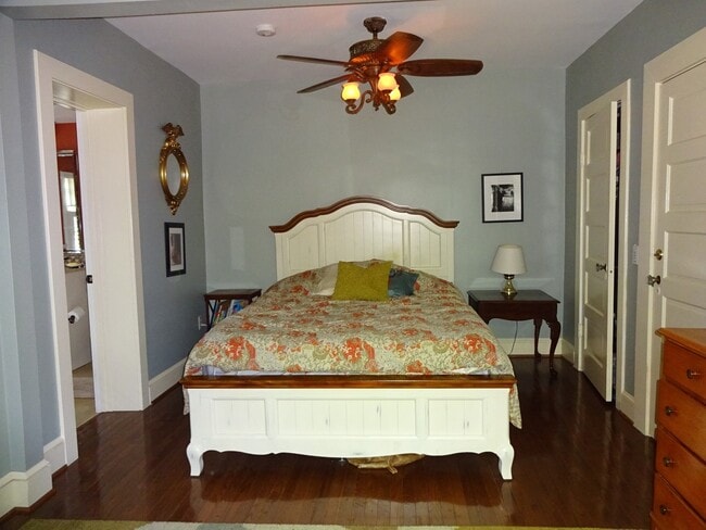 Building Photo - Beautiful Home with Fenced Yard in Rosemont!