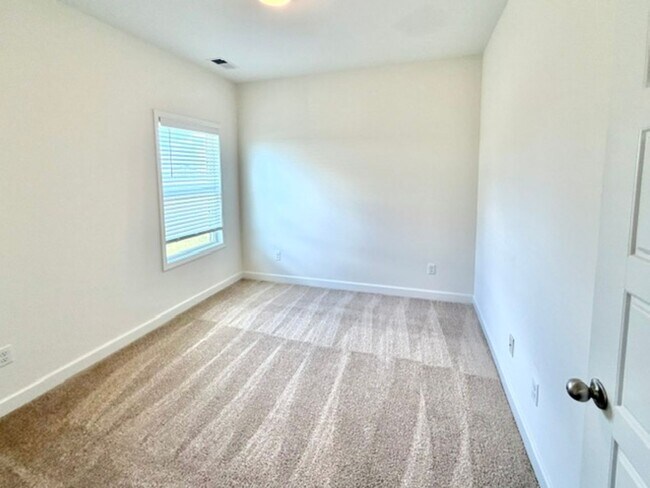 Building Photo - 130 Primrose Ln