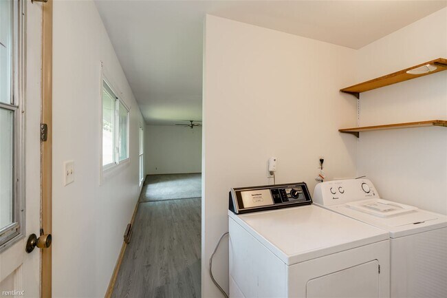 Building Photo - 3 br, 1.5 bath House - 321 Rowe Drive