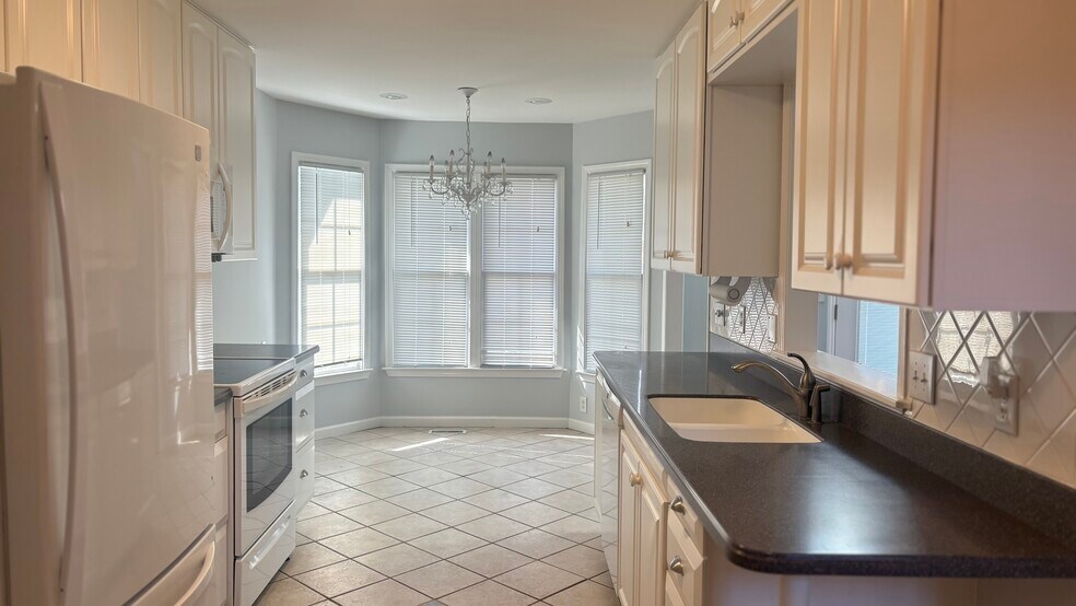 Building Photo - 12 Willow Tree Ct