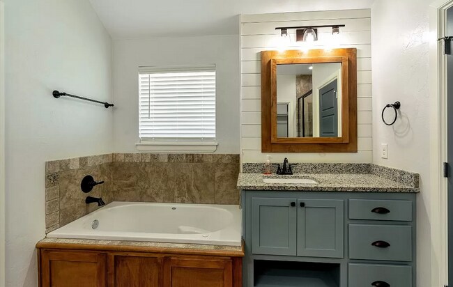 Building Photo - Stunning 3BD/2.5BTH Home in Mustang