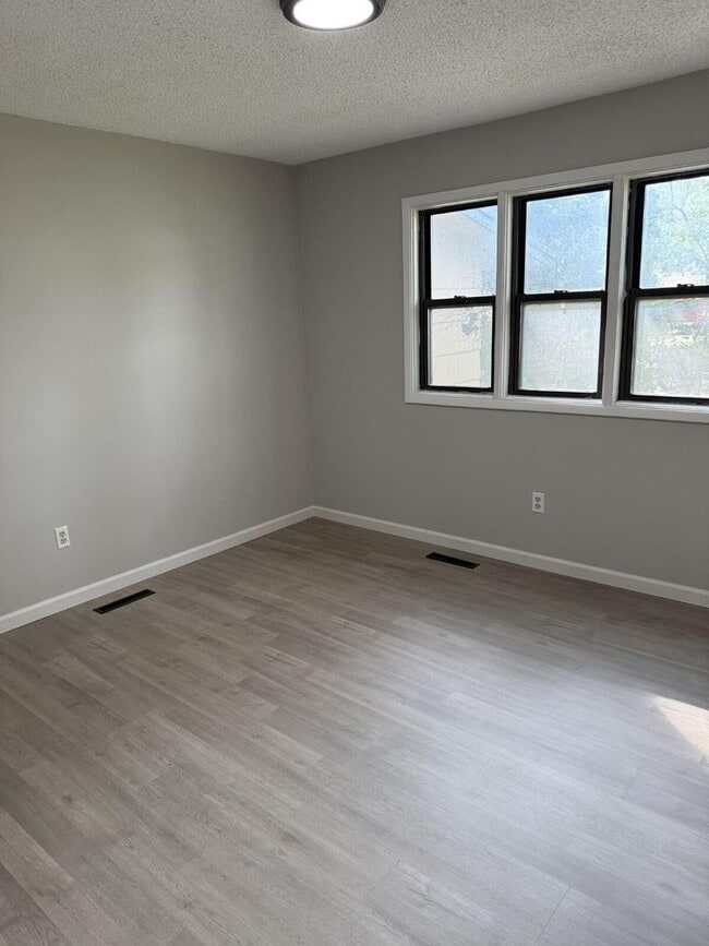 Building Photo - "Charming 4-Bedroom with 2 Baths in Topeka...