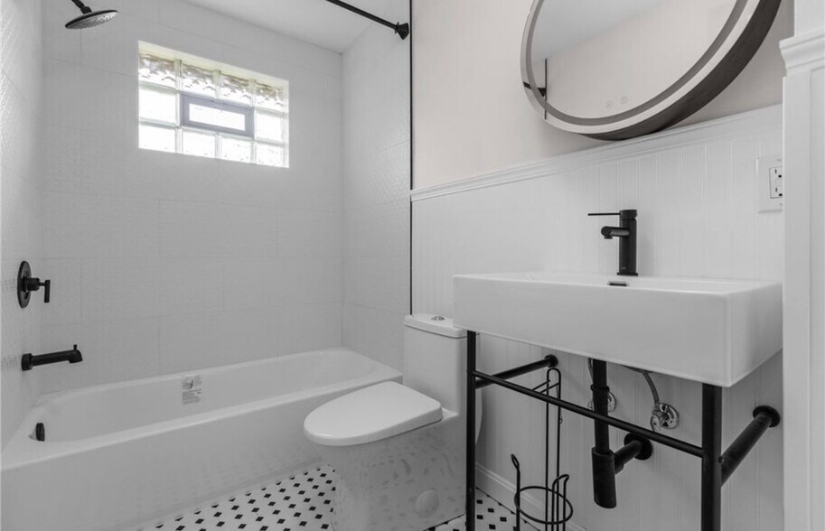 Building Photo - 548B Firethorne Dr